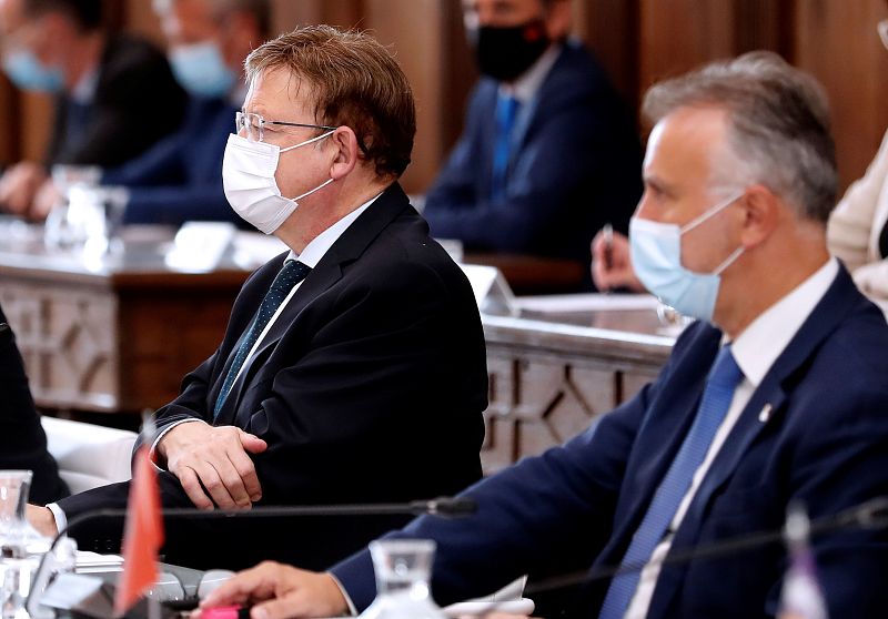 Los presidentes de la Comunidad Valenciana, Ximo Puig y Canarias, Ángel Víctor Torres, durante el comienzo de la reunión de la conferencia de presidentes. La coordinación de la lucha contra el coronavirus y el reparto de los fondos de recuperación .