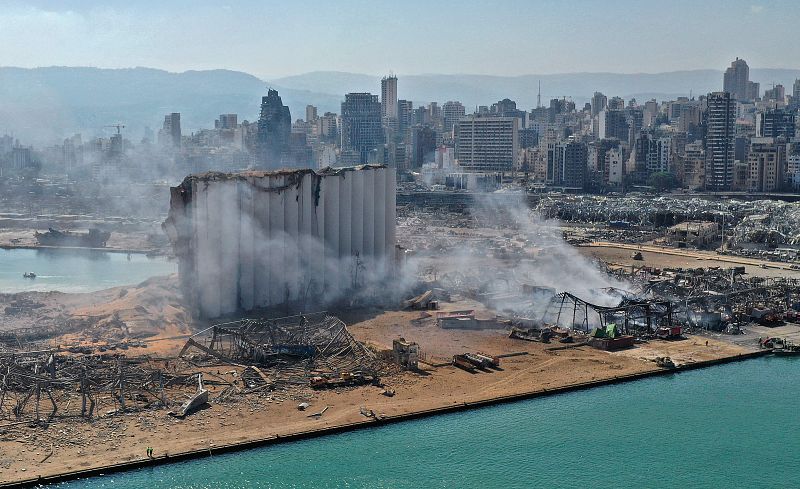 Vista aérea de los almacenes de grano en el puerto