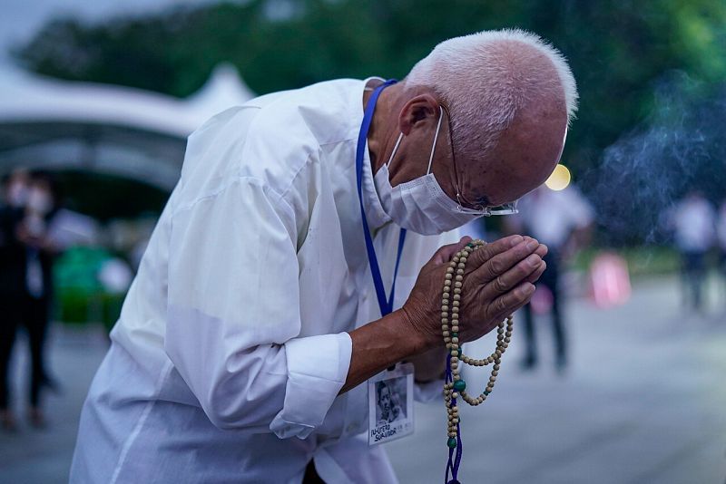 Un superviviente del bombardeo reza por las víctimas frente a un cenotafio en el Parque Memorial de la Paz en Hiroshima.