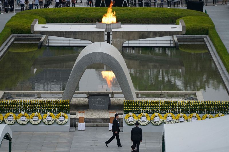 El primer ministro de Japón, Shinzo Abe, camina frente al cenotafio conmemorativo antes de pronunciar un discurso.
