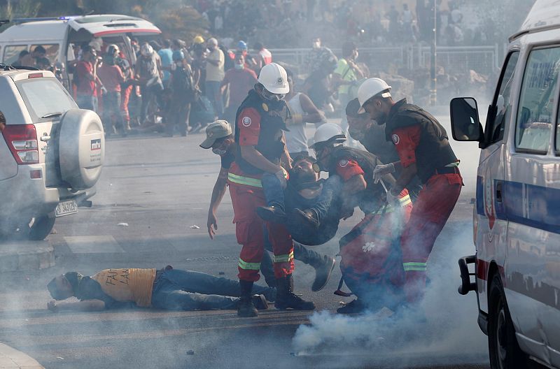 Efectivos de Protección Civil trasladan a un herido