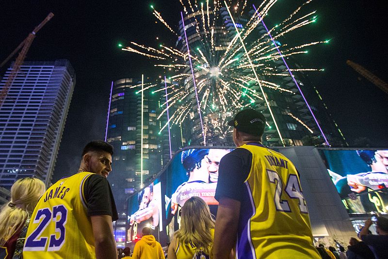Seguidores celebrando la victoria de Lakers en la NBA