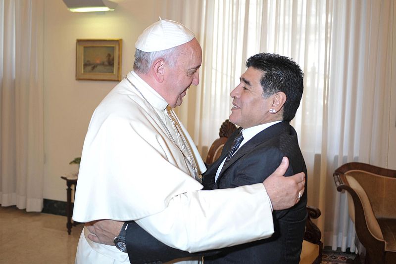 Durante su estancia en Roma para el encuentro, Maradona tuvo una audiencia privada con el pontífice.