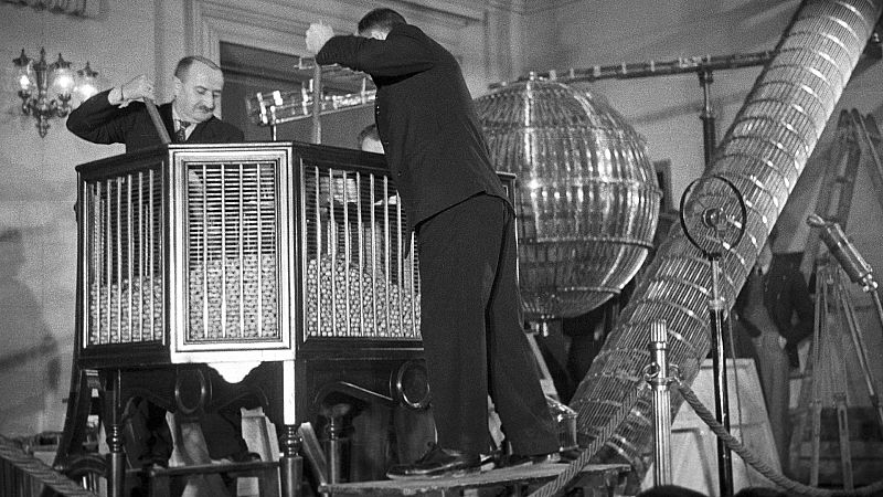 Madrid, 22-12-1939.- Preparativos de uno de los bombos y recuento de bolas para el sorteo de la lotería de Navidad.