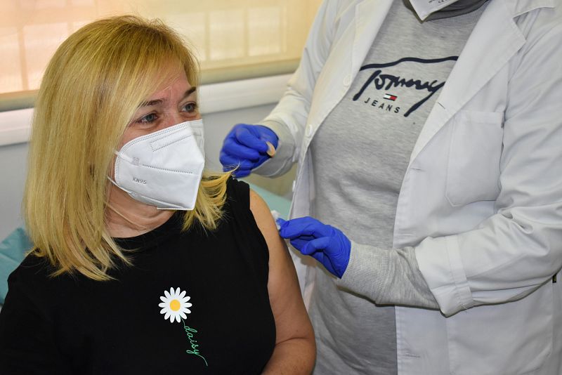 Rosa María Yebra, trabajadora de la Residencia de Mayores dependiente del Imserso, recibe la primera dosis de la vacuna en Melilla