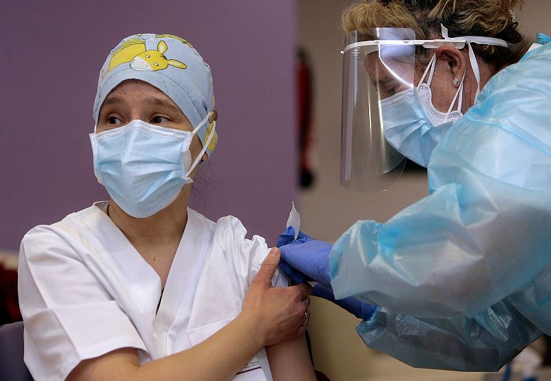 Mónica, una auxiliar de enfermería y la trabajadora más joven de la residencia de mayores Los Olmos de Guadalajara, ha sido la primera sanitaria en recibir la vacuna, después de que Araceli, de 96 años, haya recibido la primera dosis