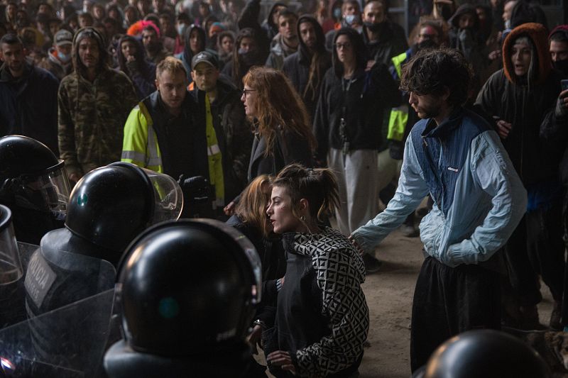 Decenas de jóvenes se niegan a abandonar las instalaciones y protestan por la presencia policial.