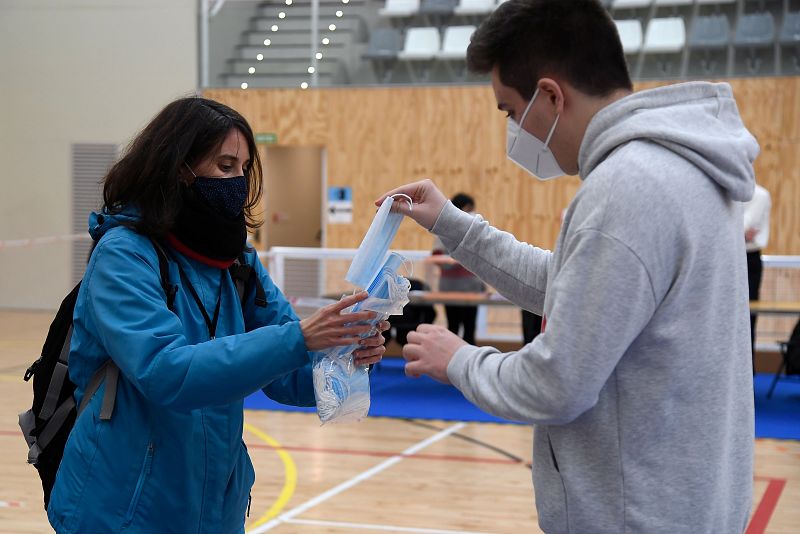 Mascarillas y geles desinfectantes para la jornada electoral en Cataluña
