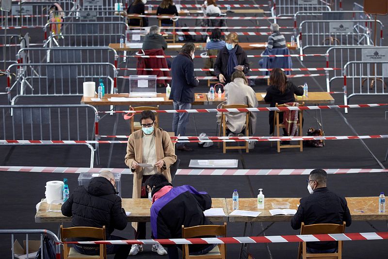 Un colegio electoral instalado en el polideportivo de Palau en Girona