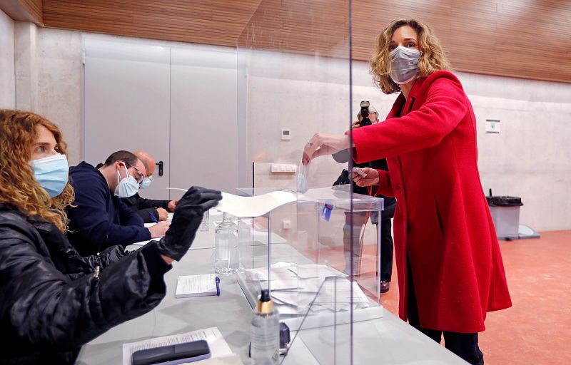 La candidata del PDeCAT, Àngels Chacón, vota en Igualada