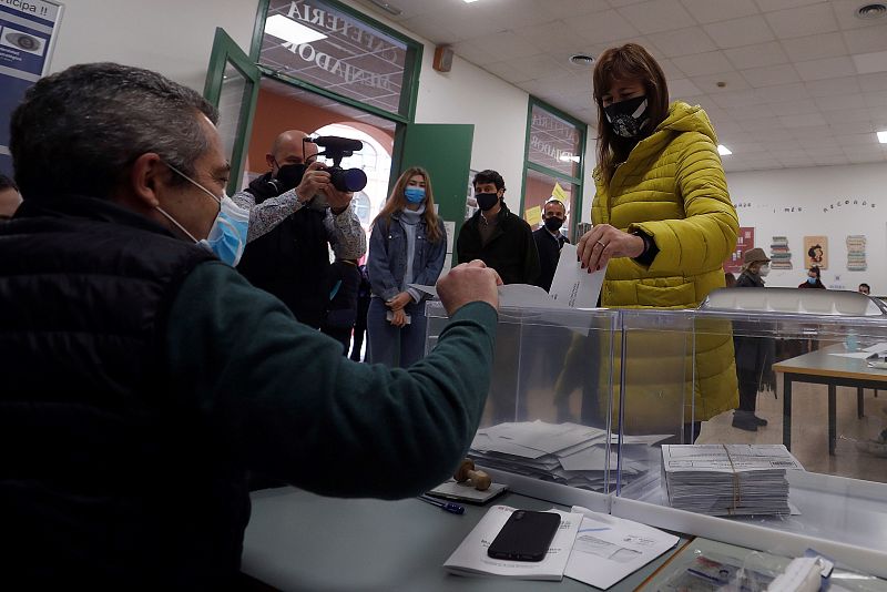 La candidata de JxCat, Laura Borràs, vota en su colegio electoral