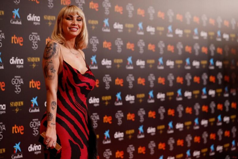 La actriz Daniel Santiago sonríe sobre la alfombra roja