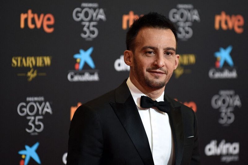 Alejandro Amenábar sonríe ante la cámara