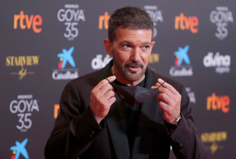Antonio Banderas con mascarilla negra, se la quita para posar