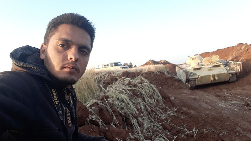 Un autorretrato de Mohamed Okba mientras cubría la guerra en Siria