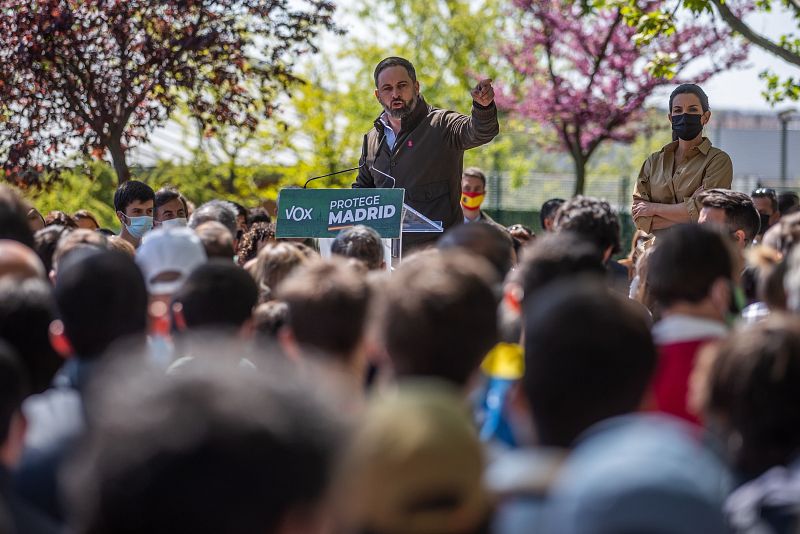 La candidata de Vox a la Comunidad de Madrid, Rocío Monasterio; y el líder del partido, Santiago Abascal, durante un acto electoral celebrado en Boadilla del Monte.
