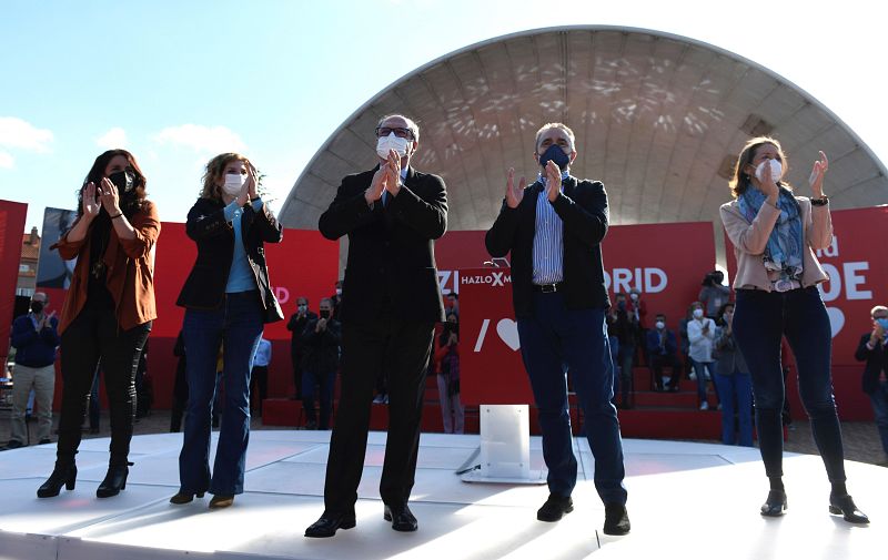 El candidato socialista a la Presidencia de la Comunidad de Madrid, Ángel Gabilondo; junto al secretario de Estado de Deportes, José Manuel Franco; y la ministra de Industria, Reyes Maroto, entre otros, celebra el acto de arranque de campaña en el Au
