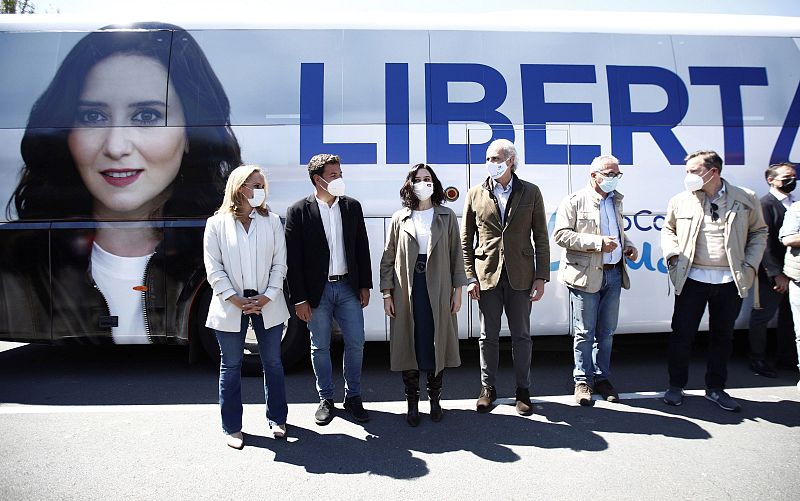 Ayuso presenta los autobuses de la campaña del PP