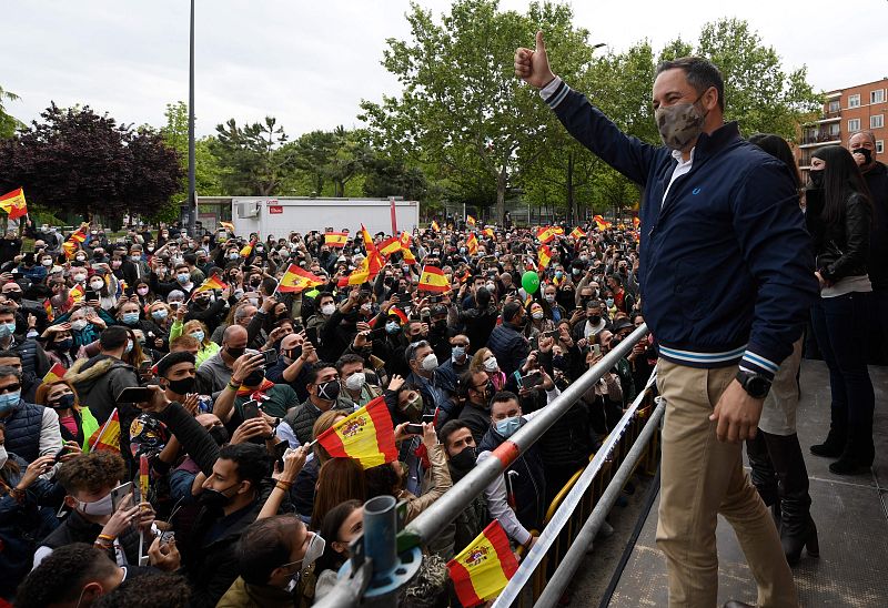 El presidente de Vox, Santiago Abascal, acompaña a la candidata al 4M, Rocío Monasterio, durante el acto electoral en la plaza de toros de San Sebastián de los Reyes