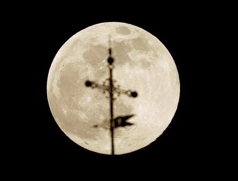 La superluna rosa sobre las torres de la catedral de Santiago de Compostela.