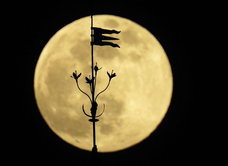 La superluna llena se da cuando el astro se encuentra en el punto más cercano a la tierra.