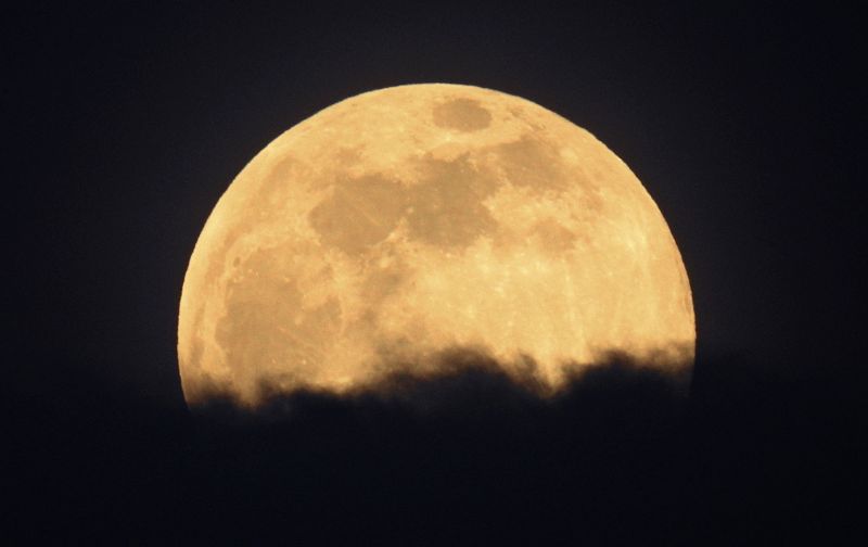 La superluna, sobre las torres de la catedral de Santiago de Compostela, se da cuando el astro se encuentra en el punto más cercano a la tierra.