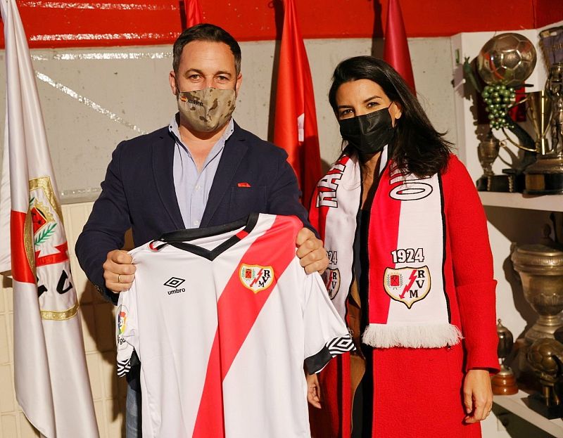 Abascal y Monasterio, con la camiseta del Rayo