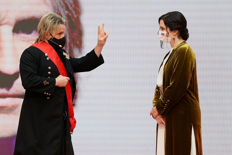 Isabel Díaz Ayuso, hace entrega de la Gran Cruz de la Orden del Dos de Mayo al músico Nacho Cano.