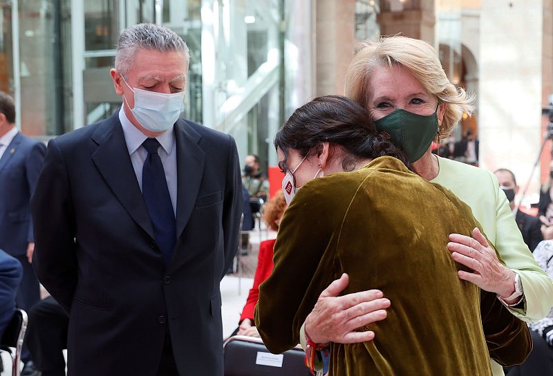 La presidenta de la Comunidad de Madrid, Isabel Díaz Ayuso, abraza a la expresidenta regional Esperanza Aguirre durante el acto de entrega de Medallas de la Comunidad de Madrid y Condecoraciones de la Orden del Dos de Mayo, que tiene lugar con motivo