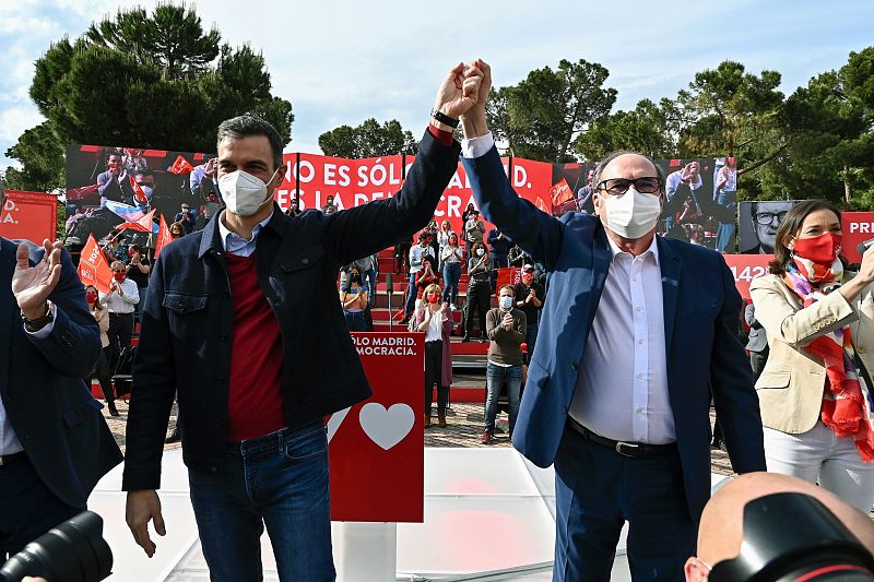 El candidato del PSOE a la presidencia de la Comunidad de Madrid Ángel Gabilondo, acompañado por el presidente del Gobierno Pedro Sánchez, durante el acto de cierre de campaña que los socialistas celebran en el Auditorio Parque Forestal de Entrevías,