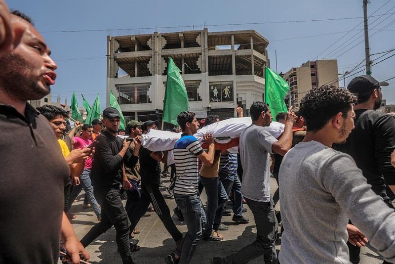 Un paseo fúnebre de una mujer palestina y su hijo víctimas de un ataque en Gaza