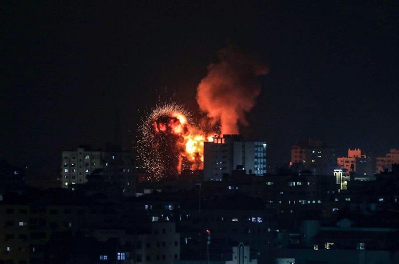 Un edificio bombardeado por Israel en llamas