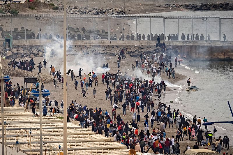 Cientos de migrantes se dirigen a Ceuta desde Marruecos