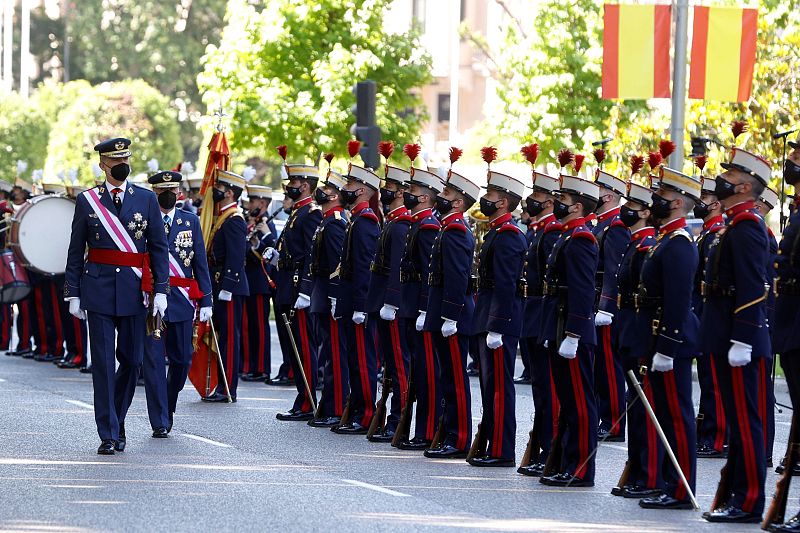 El rey Felipe VI pasa revista a las tropas durante la celebración del Día de las Fuerzas Armadas.