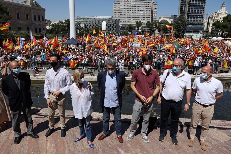 Rosa Díez junto al escritor Andrés Trapiello y otros participantes en la concentración convocada por la plataforma Unión 78