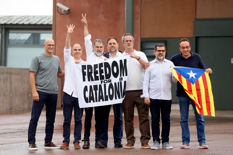 Los presos del 'procés' han abandonado la cárcel pasadas las 12.00 horas de este miércoles después de que el Tribunal Supremo ha ordenado su excarcelación. 