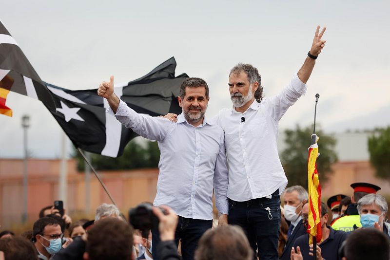  El presidente de Omnium y el expresidente de la ANC saludan a los simpatizantes que se han congregado a las puertas del centro Penitenciario de Lledoners.