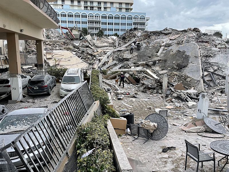 Imagen que muestra lo que era la entrada del edificio derrumbado parcialmente en Miami.