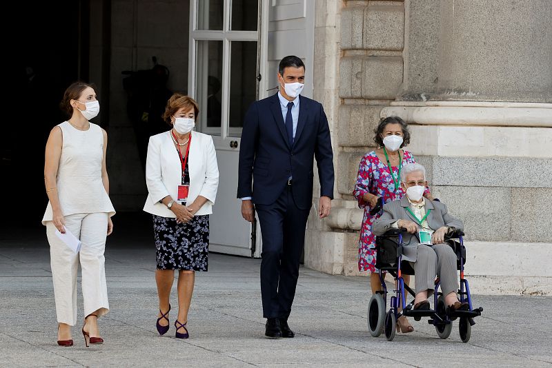 El presidente del Gobierno, Pedro Sánchez, junto a Araceli Hidalgo, la mujer de 97 años que el pasado 27 de diciembre se convirtió en la primera persona vacunada en España.