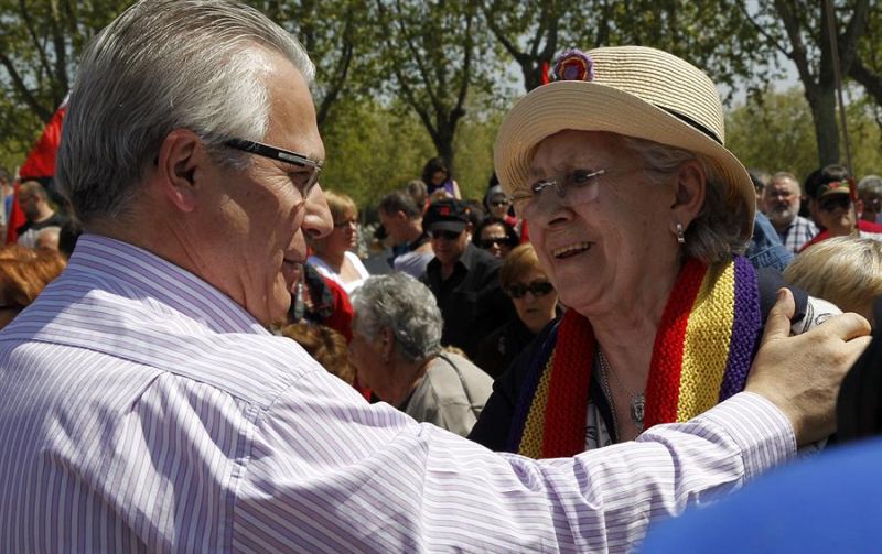 El juez Baltasar Garzón saluda a Pilar Bardem en el Cementerio del Este