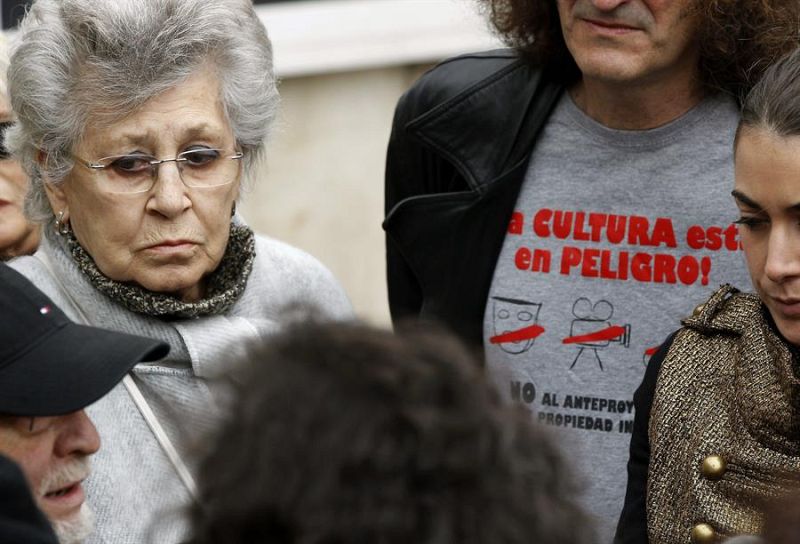 Pilar Bardem a las puertas del teatro Fernán Gómez, para exigir que no se privatice ni este centro ni ningún otro espacio cultural público