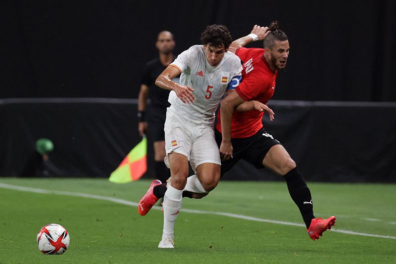 Jesús Vallejo en el primer partido de La Roja en Tokyo 2020