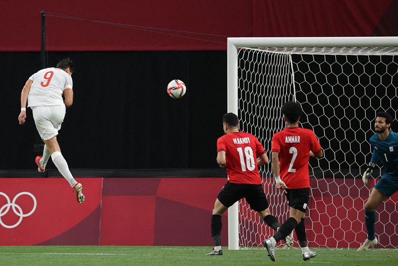 Rafa Mir tira a la portería de Egitpo en Tokyo 2020