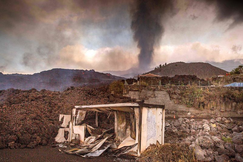 El humo de la lava desde los Llanos de Aridane.