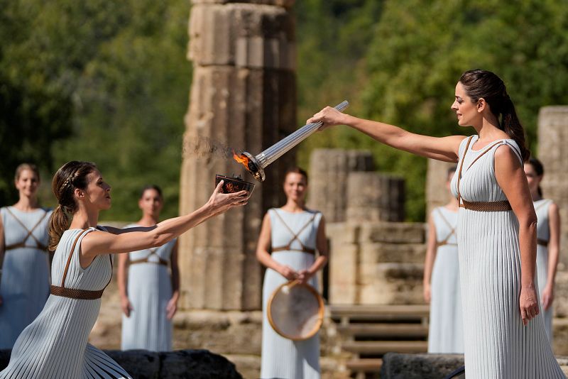 La actriz griega, Xanthi Georgiou (D), sostiene la antocha olímpica durante la ceremonia de encendido   