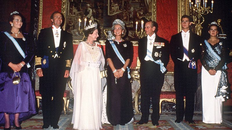 La Familia Real española recibe a Isabel II y Felipe de Edimburgo en Madrid en 1988.