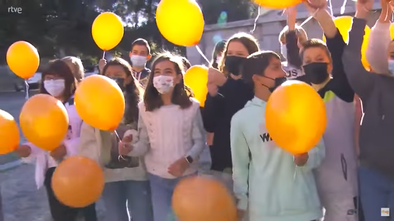 Grupo de niños del Instituto Mariano Quintanilla que van a soltar 65 globos naranjas en homenaje a los años que cumple RTVE