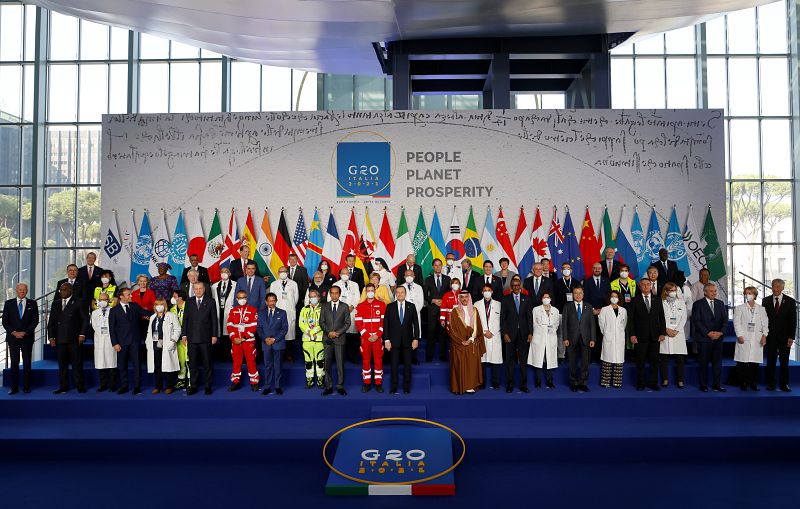 Foto de familia del G20 con los líderes mundiales y un equipo médico italiano en La Nuvola, Roma