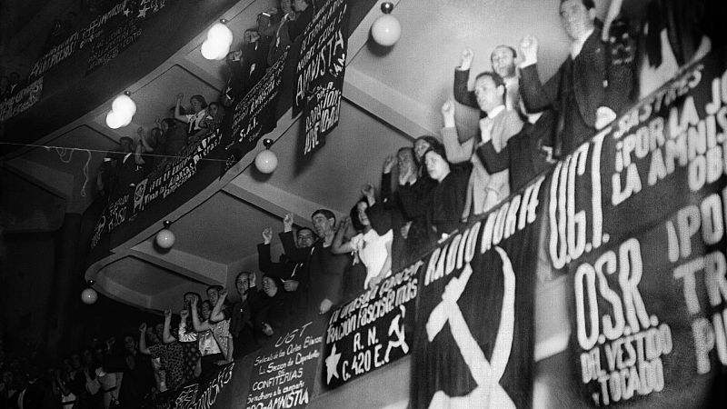 Simpatizantes comunistas saludan puño en alto durante un mítin del Frente Popular, en febrero de 1936.