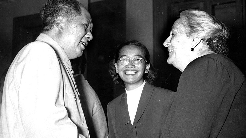 El dirigente chino Mao Zedong saluda a la secretaria general del PCE, Dolores Ibárruri, de visita a Pekín con motivo del VIII Congreso del Partido Comunista Chino.